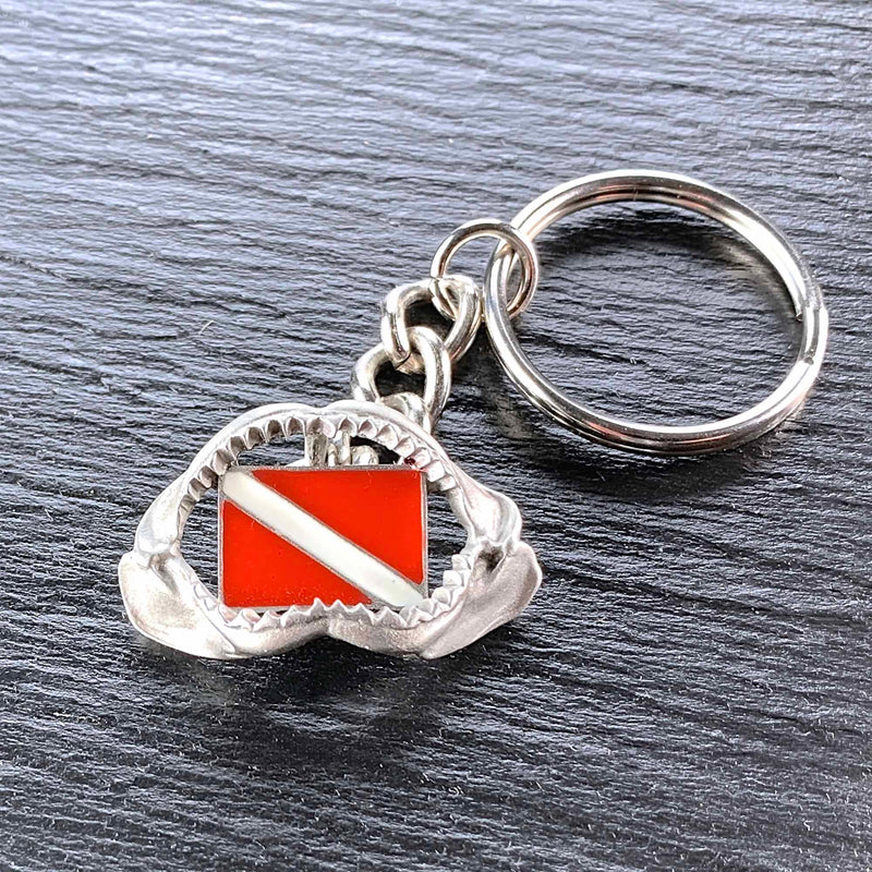 Shark Jaw Key Chain for Men and Women - Shark Tooth Key Fob, Scuba Diving Key Chains, Shark Tooth Charm with Dive Flag, Gifts for Shark Lovers